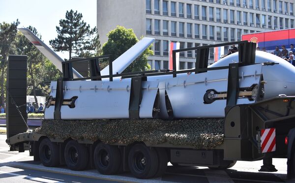 Посебну пажњу привукла су извиђачко борбена беспилотна летелица „ХЕРМЕС 900” и лансер ракета вишецевни самоходни модуларни „Пулс”. Посебну пажњу привукла су извиђачко борбена беспилотна летелица „ХЕРМЕС 900” и лансер ракета вишецевни самоходни модуларни „Пулс”. - Sputnik Србија