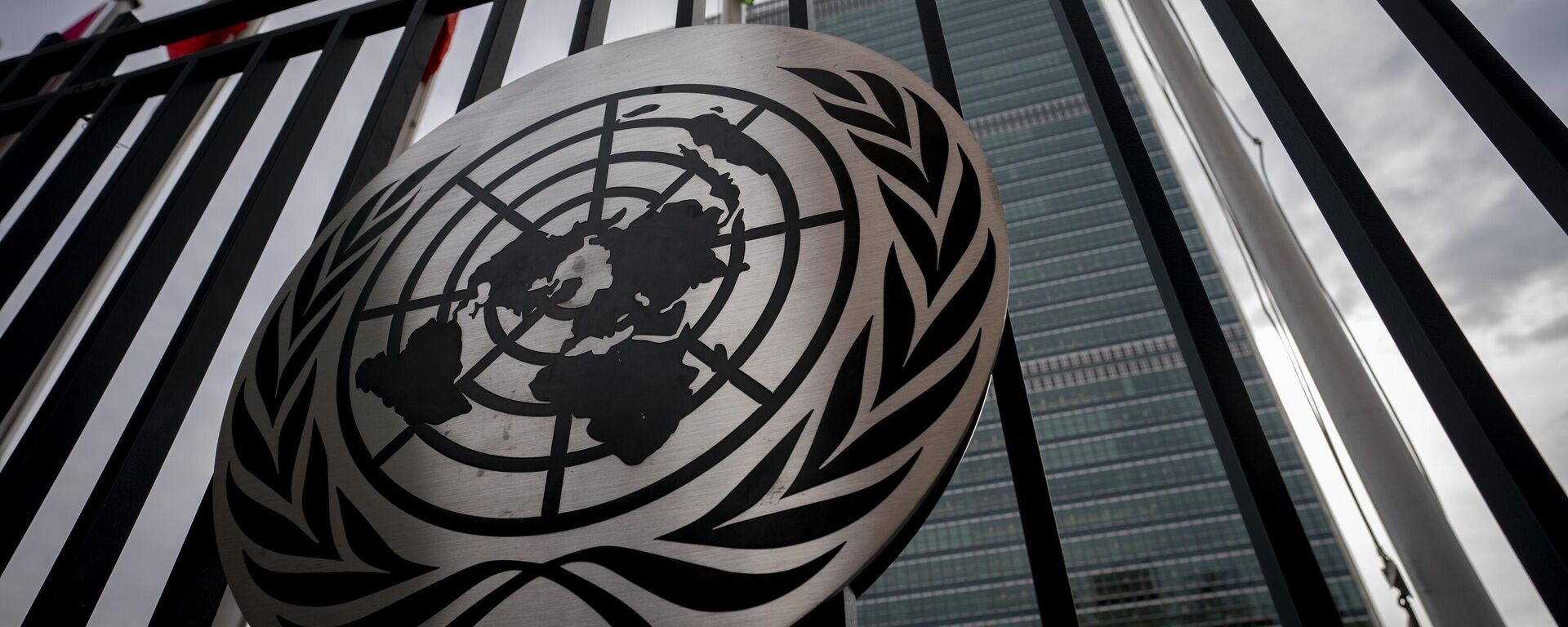 Лого Уједињених нација испред седишта организације у Њујорку - Sputnik Србија, 1920, 22.09.2025