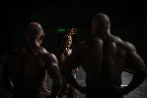 Izlazak na scenu muških takmičara. - Sputnik Srbija