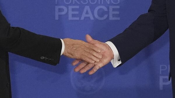 Rukovanje Vladimira Putina i Donalda Trampa  - Sputnik Srbija