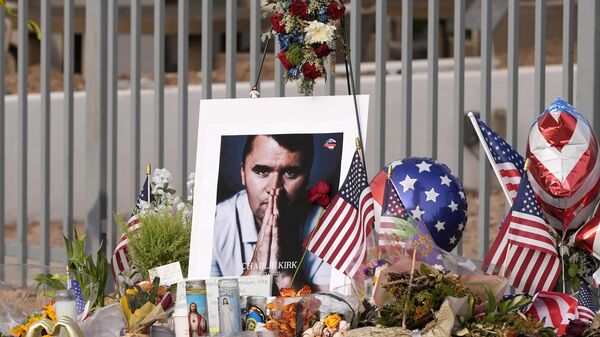 Цвеће, свеће и заставе у част убијеног конзервативног активисте Чарлија Кирка  - Sputnik Србија