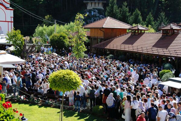 Како је саопштено из манастира Тумане, у светињи која чува мошти Светог Зосима и Светог Јакова, на празник Мале Госпојине, јуче се сабрало се више од 15.000 верника да заједно прославе овај велики јубилеј. - Sputnik Србија