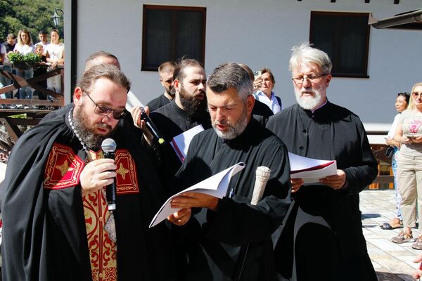 Пред њом су се догађала многа чудесна знамења: три пута је сама себе спасла од пожара, опоменула безбожника, заштитила се од крадљиваца, даровала порода нероткињама, укрепљивала немоћне и исцељивала болесне. - Sputnik Србија