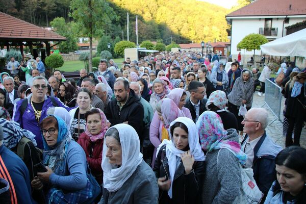 Верницима су на благослов подељени освећени листићи ловора и маслине, као и латице белих и црвених ружа. - Sputnik Србија