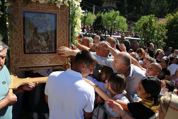 Игуман манастира Тумане архимандрит Димитрије истакао је да се у манастиру Туману излила велика благодат Божија. - Sputnik Србија