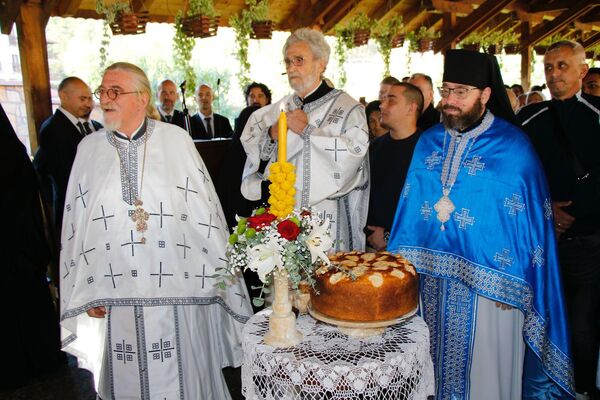 „Сви који смо се сабрали осетили смо живо присуство Пресвете Богородице, која је кроз своју чудотворну икону загрлила и благословила свакога. Преко 15.000 верника данас је прошло кроз манастир, што сведочи о две важне ствари – о љубави народа према Цркви Божијој и о дубокој повезаности народа са Мајком Божијом и њеним светим заступништвом“, рекао је игуман Димитрије. - Sputnik Србија