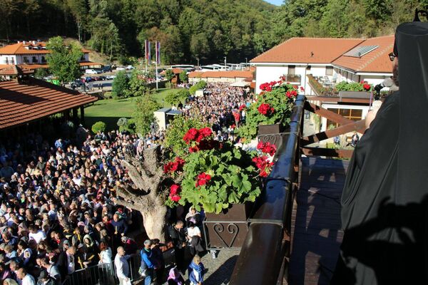 Након Свете литургије обављен је молебан са освећењем воде, свечана литија и кропљење народа. - Sputnik Србија