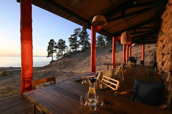 Упркос удаљеном положају, Бајкалско језеро се суочава са значајним еколошким претњама, укључујући загађење, климатске промене и индустријски развој. Напори за очување су у току како би се заштитило ово природно благо за будуће генерације.  - Sputnik Србија