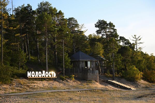 Вода Бајкалског језера се користи за пиће. Зими се леди до дубине од једног метра и остаје залеђена од јануара до маја. Током зимског периода, када је цела површина језера прекривена дебелом леденом кором, режу се коцке леда и разносе на продају по околним насељима. - Sputnik Србија