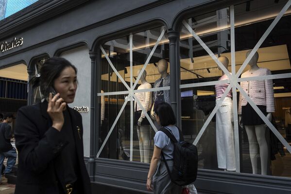 Кинеско Министарство за ванредне ситуације послало је десетине хиљада шатора, склопивих кревета, опреме за расвету за случај опасности и друге спасилачке потрепштине на угрожена подручја, известили су кинески државни медији. - Sputnik Србија