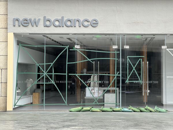 Овако изгледа заштита за стакла, постављена да спречи налете снажног ветра. - Sputnik Србија