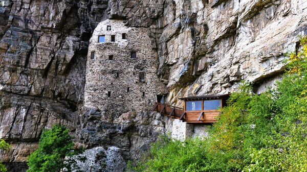 Svetilište u kamenu. Mesto gde se duže od sedam vekova kandila nisu gasila - Sputnik Srbija