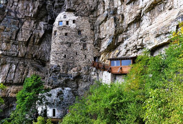 Svetilište u kamenu. Mesto gde se duže od sedam vekova kandila nisu gasila - Sputnik Srbija