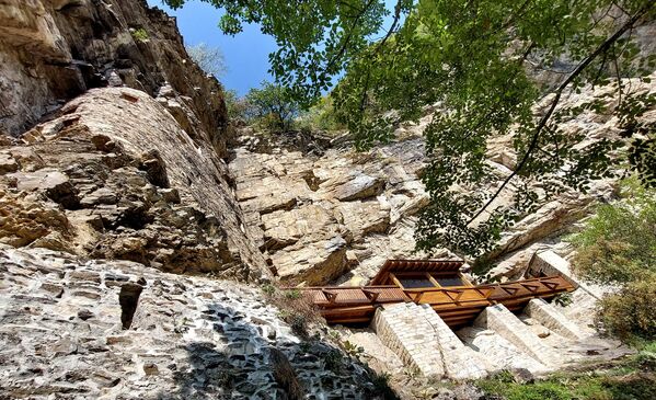 Srednjovekovni zapisi otkrivaju da je srpski svetitelj u ovim vrletima ustanovio čitavu prepisivačku školu iz koje su potekle knjige ispisane srpskim jezikom i ćirilicom da pruže narodu najveće blago – pismenost. - Sputnik Srbija