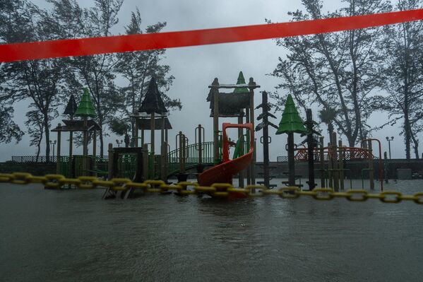 Упозорење на нивоу 10 издато је и у Макау, а у Гуангдонгу власти су евакуисале више од 770.000 људи, саопштила је државна телевизија ЦЦТВ. Школе и транспортне службе, укључујући брзу железницу, су затворене, док су летови отказани на најпрометнијим аеродромима у региону у Гуангџоу и Шенжену. - Sputnik Србија