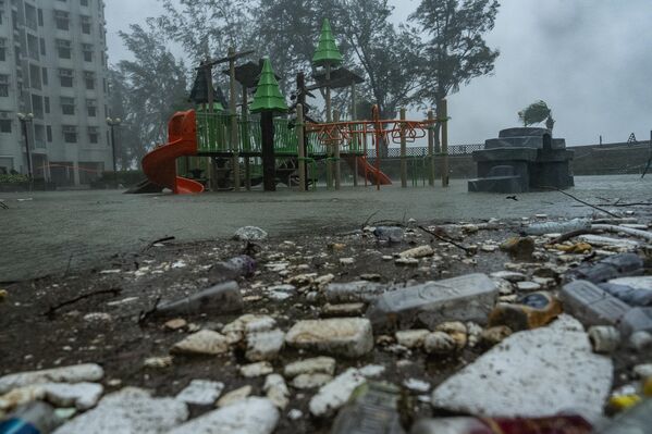 Хонгконг је рано јутрос издао упозорење за тајфун на нивоу 10, што је највиши степен упозорења, којим се позивају предузећа и транспортне услуге да се затворе. Власти су упозориле и на пораст нивоа мора, а отворено је и 49 привремених склоништа. - Sputnik Србија