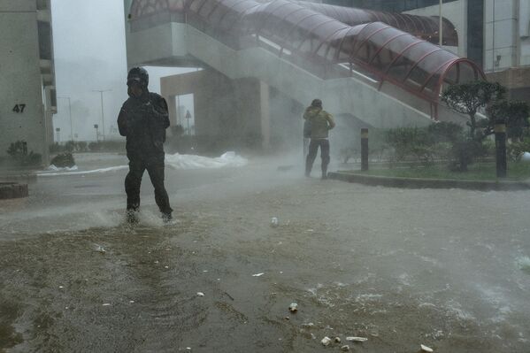 Тајфун Рагаса, са ветровима јачине до 200 километара на сат, погодиће у току дана Хонгконг са епицентром од око 100 километара јужно од густо насељене територије, и очекује се да ће задржати интензитет супер тајфуна док се креће ка обали кинеске провинције Гуангдонг, у којој живи више од 125 милиона људи, где се очекује да ће стићи до копна од поднева по локалном времену. - Sputnik Србија