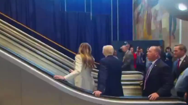 Pokretne stepenice koje su koristili predsednik SAD Donald Tramp i prva dama Melanija Tramp prilikom dolaska na Generalnu skupštinu UN, navodno su se zaustavile - Sputnik Srbija