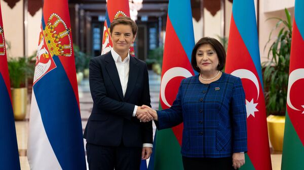 Ana Brnabić sa predsednicom azerbejdžanskog parlamenta Sahibom Gafarovom. - Sputnik Srbija
