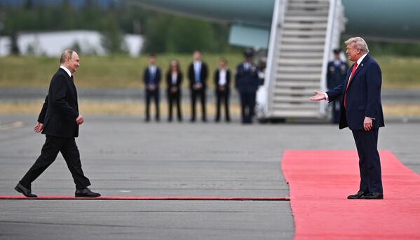 Председник Русије Владимир Путин и председник САД Доналд Трамп током сусрета у америчкој војној бази Елмендорф-Ричардсон на Аљасци. - Sputnik Србија
