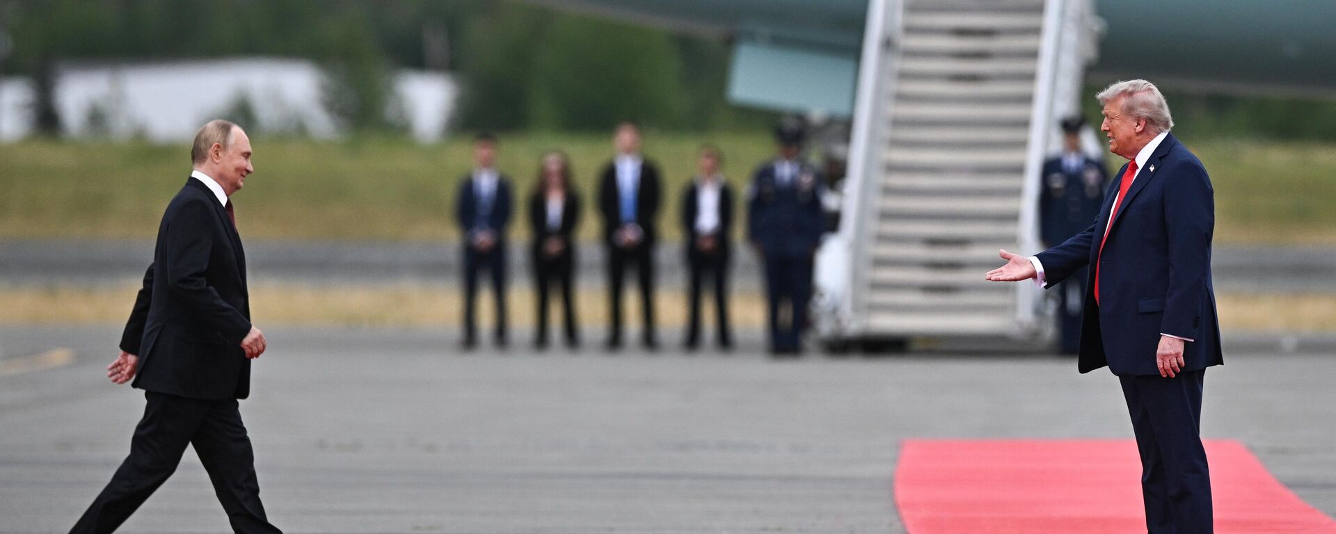 Президент РФ Владимир Путин и президент США Дональд Трамп (справа) во время встречи на военной базе Эльмендорф-Ричардсон на Аляске - Sputnik Србија, 1920, 25.10.2025