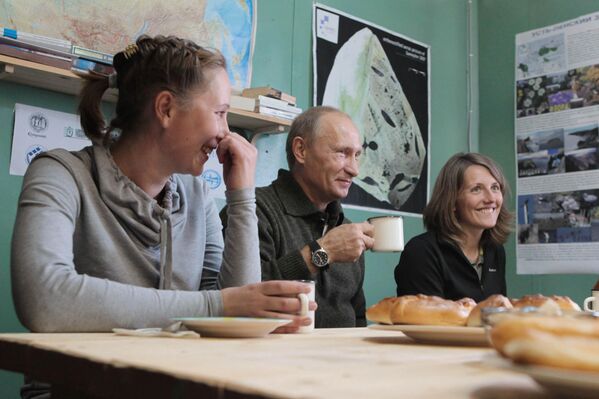 23. август 2010. Председник владе Русије Владимир Путин на Самојловском острву са члановима руско-немачке научне експедиције &quot;Лена 2010&quot;. - Sputnik Србија