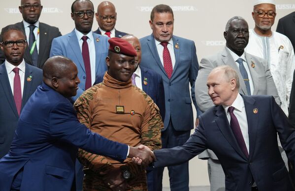 28. јул 2023. Председник Русије Владимир Путин током фотографисања са учесницима II Самита &quot;Русија-Африка&quot;  Санкт Петербургу.  - Sputnik Србија