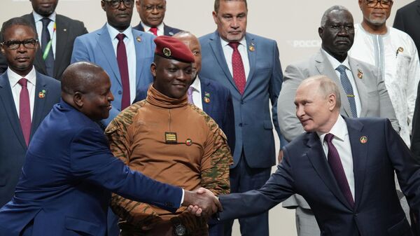  Президент РФ Владимир Путин во время совместного фотографирования с главами делегаций - участниками II Саммита Россия - Африка - Sputnik Србија