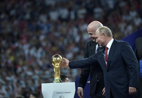 15. јул 2018. Председник Русије Владимир Путин на церемонији доделе медаља на Светском првенству у фудбалу ФИФА 2018. на стадиону &quot;Лужники&quot; у Москви. - Sputnik Србија