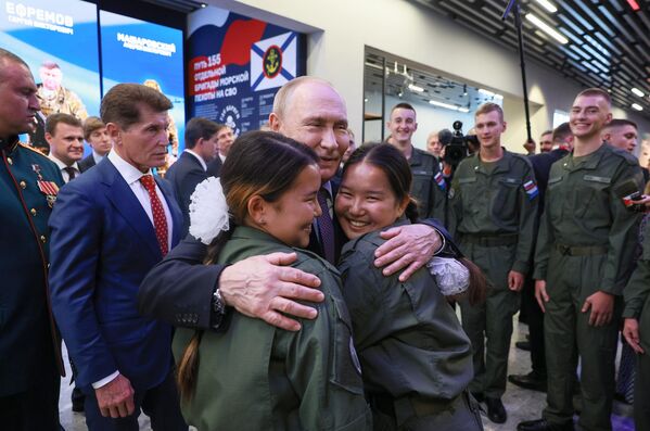 4. септембар 2025. Председник Русије Владимир Путин и студенткиње Центра за војно-спортску обуку и патриотско васпитање „Воин“ у огранку Националног центра „Русија“ у Владивостоку. - Sputnik Србија
