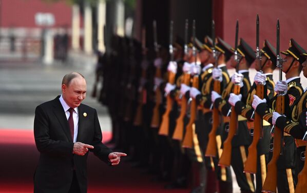 3. септембар 2025. Председник Русије Владимир Путин пре заједничког фотографисања шефова страних делегација на обележавању 80. годишњице победе у Другом светском рату у Кини. - Sputnik Србија