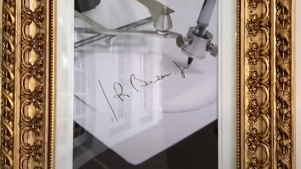 Slika Autopena potpis Džo Bajden - Sputnik Srbija