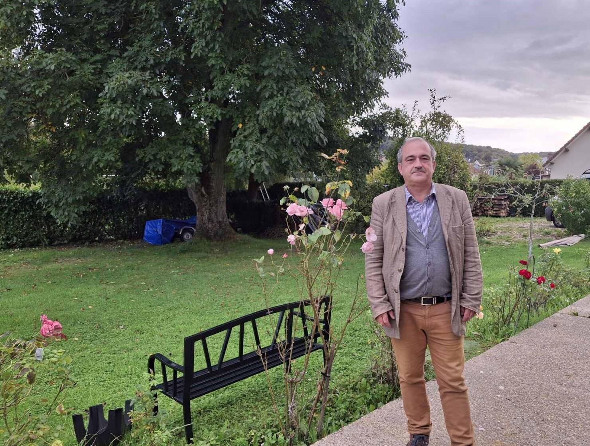 Професор Труд у дворишту његове куће у Нормандији - Sputnik Србија, 1920, 27.09.2025