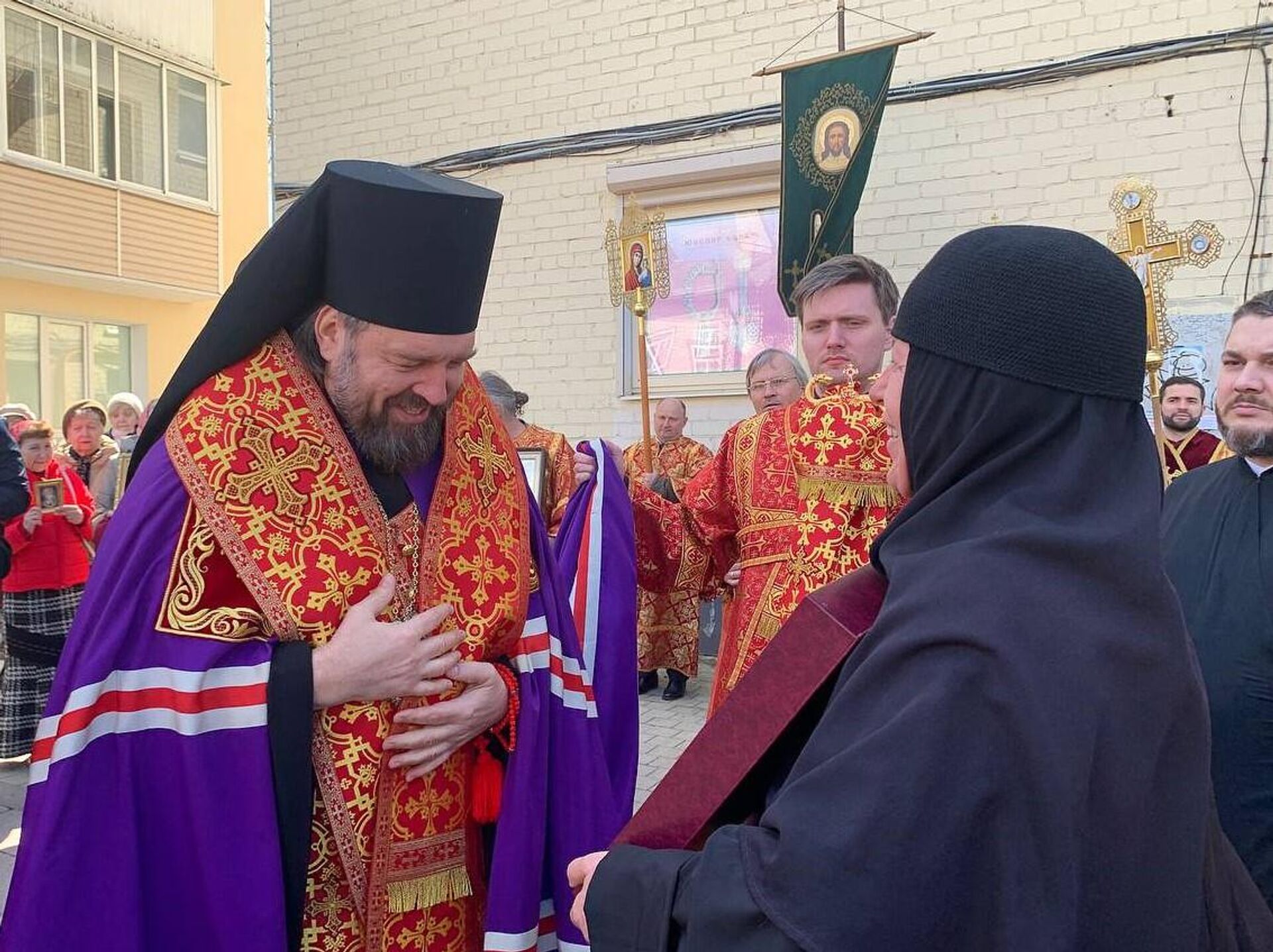 Radost episkopa gatčinskog i luškog Mitrofana pred ikonom Prepodobnog Justina Popovića Radost episkopa gatčinskog i luškog Mitrofana pred ikonom Prepodobnog Justina Popovića - Sputnik Srbija, 1920, 26.09.2025