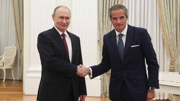 Руски председник Владимир Путин и генерални директор ИАЕА Рафаел Гроси - Sputnik Србија