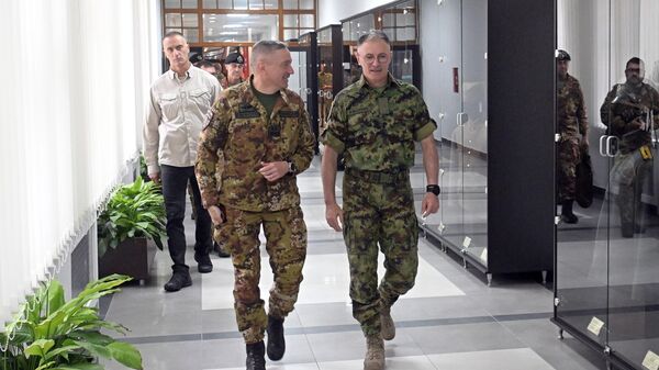 Начелник Генералштаба Војске Србије генерал Милан Мојсиловић и командант Кфора генерал-мајор Енрике Бардуани - Sputnik Србија