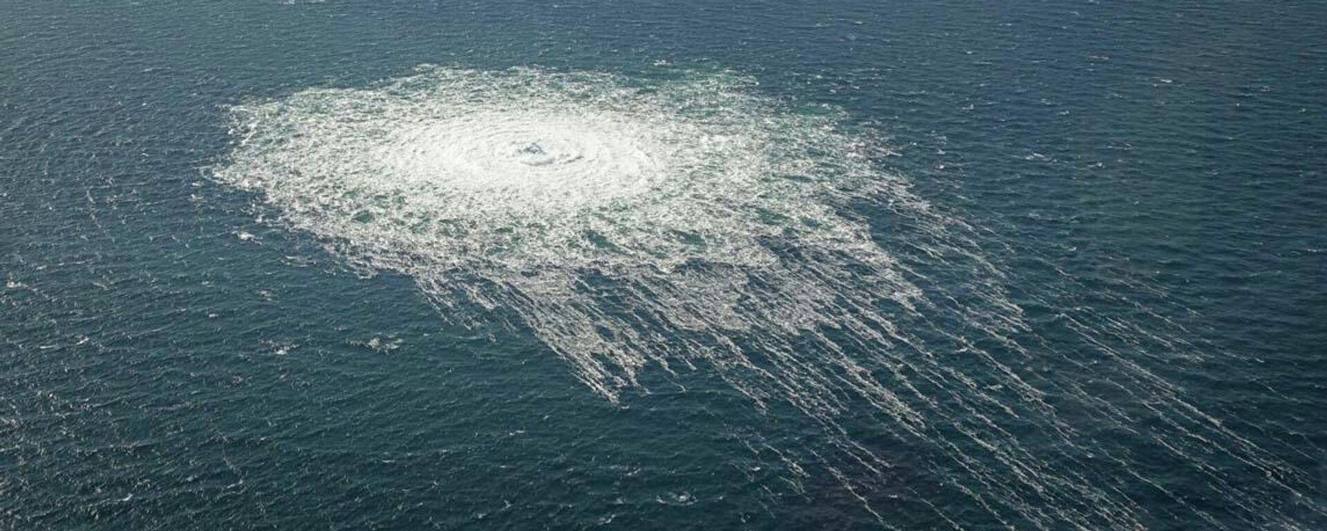 Место цурења гаса на гасоводу „Северни ток 2“. Дана 26. септембра, компанија Норд стрим 2 AG је пријавила ванредни догађај на једном од кракова гасовода „Северни ток 2“ у данским водама близу острва Борнхолм, праћен наглим падом притиска.  - Sputnik Србија, 1920, 26.09.2025