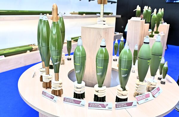 Хала 1 је традиционално резервисана за домаће излагаче, па је у највећој хали могуће видети производе домаће наменске индустрије и компанија као што су Југоимпорт, Слобода Чачак, Крушик Ваљево, Застава Крагујевац, Војно-технички институт и других. - Sputnik Србија