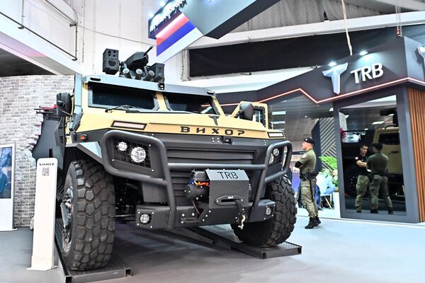 Међу бројним страним и домаћим излагачима део својих производа представила је и компанија Технички ремонт Братунац из Републике Српске на чијем је штанду представљено лако оклопно возило Вихор  - Sputnik Србија