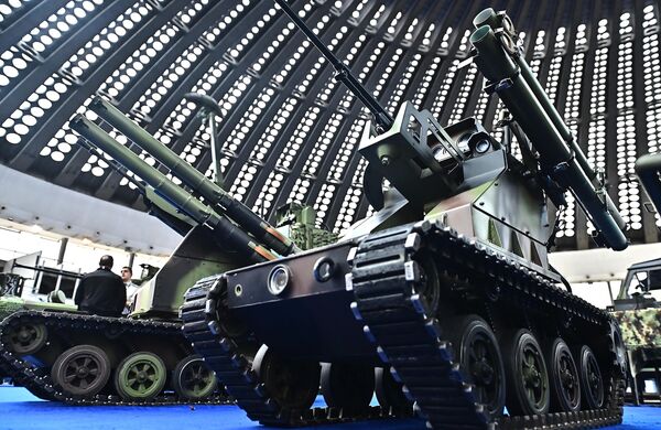 Посетиоци Сајма су имали прилику да сагледају неке од најмодернијих борбених платформи, беспилотних летелица и софистицираних система везе и логистике које су развили и произвели људи из Војнотехничког института и фабрика српске одбрамбене индустрије. - Sputnik Србија