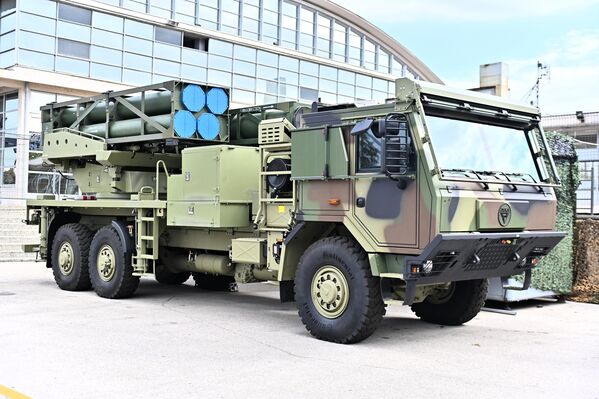 Лансер ракетног система ПУЛС са контејнерима за ракете домета 150 и 300 км. Ракетни систем ПУЛС представља једно од најзначајнијих појчања када су у питању офанзивне могућности Србије - Sputnik Србија