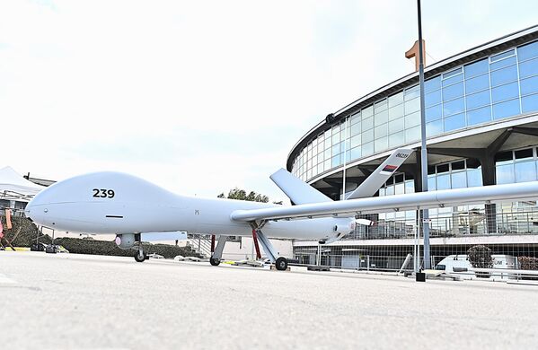 Беспилотна борбено-извиђачка летелица. Основна намена даљински пилотираног ваздухоплова је извиђање из ваздушног простора у дневним и ноћним условима, а користи се и за коректуру артиљеријске ватре и визуелизацију, односно за преношење стања са бојишта - Sputnik Србија