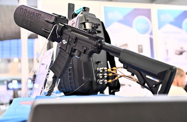 Анти-дрон пушка домаће проузводње. Овом пушком стрелац приморава надолазећи дрон да слети или да промаши мету, јер омета сигнале за његово навођење и или сигнале слике коју дрон шаље назад свом оператеру. - Sputnik Србија