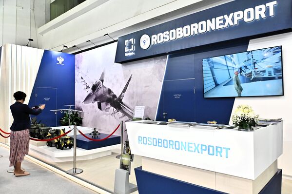На сајму су изели учешћа светски лидери у одбрамбеној индустрији  попут Русије, Кине, Француске, Немачке, Чешке, Белорусије, Италије, Турске, Индије, Ирана... - Sputnik Србија