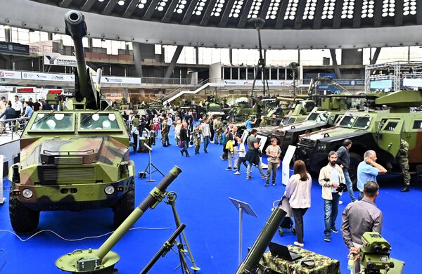 У Хали 1 изложени су ракетни систем Шумадија, самоходни минобацач од 203 мм, артиљеријско оруђе NORA са скраћеном цеви од 39 калибра, као и фамилија борбених возила Лазар, али и недавно набављени модернизовани BTR-80 из Мађарске. - Sputnik Србија