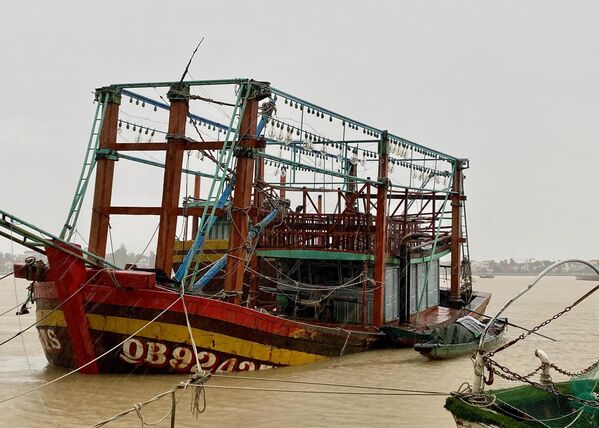 Једна особа је погинула након што ју је однела вода у граду Хуе, а још један смртни случај пријављен је у Данангу. - Sputnik Србија