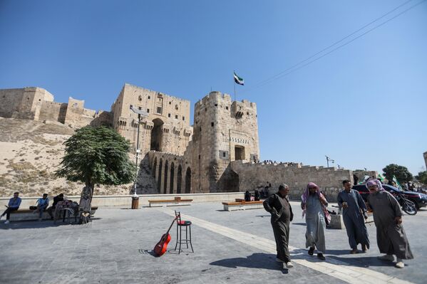 Туристи испред древне тврђаве Алепо. тврђава је поново отворена за посетиоце након рестаураторских радова на санацији штете настале током грађанског рата у Сирији и земљотреса који је погодио земљу у фебруару 2023. - Sputnik Србија
