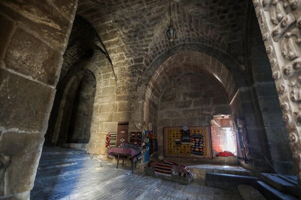 Да би освајачи дошли до одаја челника града, требало је проћи кроз капију на бочном зиду где није могло да се употреби било какво оруђе за разбијање врата због положаја улаза.  Ако би ипак некако прво прошли велика врата на мосту и покушали да обију ову капију, одозго са зидина би се на њих сипало кључало уље или бацало камење. - Sputnik Србија