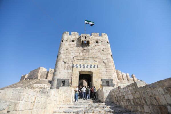 Ова грађевина се сматра најважнијим историјском спомеником Алепа. Тврђава је била сведок херојских борби. Одреди сиријске војске штитили су средњевековну тврђаву целе четири године од напада терориста. - Sputnik Србија