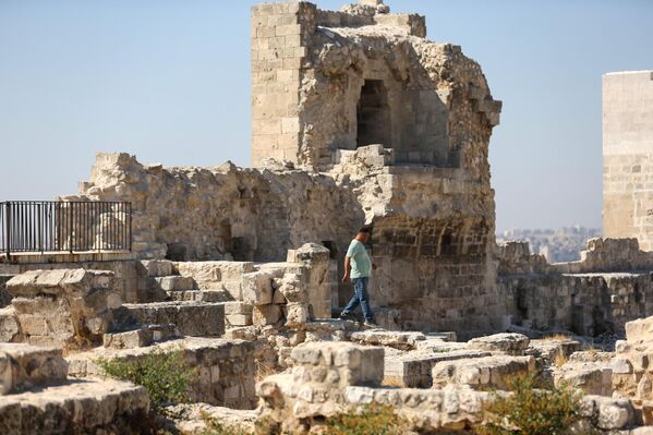 Тврђава се налази на брду од око 55 метара и доминира својом импозантном величином. Због специфичног положаја, била је претња по власт у граду, јер је била довољно одвојена да је могла имати сопствену управу. Једно време је тврђава имала и сопственог гувернера, који је одговарао челнику града. - Sputnik Србија